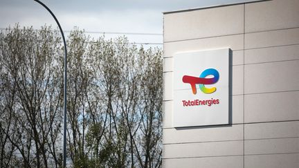 Une raffinerie du groupe TotalEnergies à Gonfreville-l'Orcher, en Seine-Maritime, le 5 octobre 2022. (LOU BENOIST / AFP)