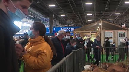 Samedi 26 février, c’est l’ouverture du Salon de l’agriculture.&nbsp;Un rendez-vous attendu après une édition 2021 annulée à cause de la pandémie de&nbsp;Covid-19.&nbsp;Le salon se veut, encore plus cette année, le point de rencontre entre la ville et la campagne, avec une question centrale :&nbsp;celle de notre alimentation. (FRANCE 3)