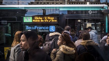 Des passagers montent dans un bus&nbsp;près de&nbsp;la gare Saint-Lazare, à Paris, le 2 janvier 2020, lors de la grève contre la réforme des retraites. (MAXPPP)