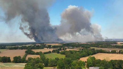 Près de 300 hectares ont brûlé dans la forêt de Brocéliande, dans le Morbihan, depuis jeudi 11 août. Environ 150 habitants ont dû être évacués. (FRANCEINFO)