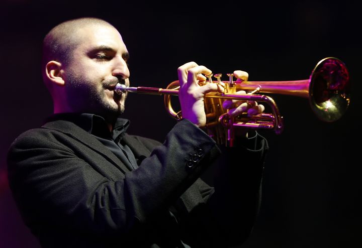 Le trompettiste Ibrahim Maalouf, sur la scène du Nice Jazz Festival, le 9 juillet 2014. (VALERY HACHE / AFP)