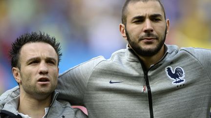 Mathieu Valbuena sous la coupe de Karim Benzema en équipe de France (FRANCK FIFE / AFP)