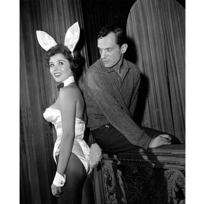 Hugh Hefner et une "bunny-girl" dans son night-club de Chicago (20 juin 1961)
 (Ed Kitch / AP / SIPA)