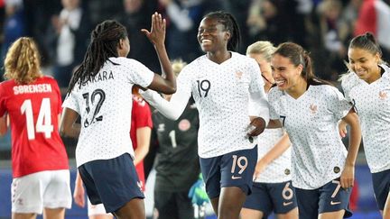 Griedge Mbock Bathy marque un 3e but pour l'équipe de France lors du match amical de football féminin entre la France et le Danemark, à Strasbourg le 8 avril 2019. (JEAN-MARC LOOS / MAXPPP)