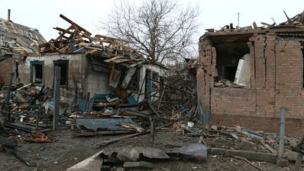 Une maison détruite après une frappe russe, le 26 novembre 2024, dans le village de Yasnohirka. (VOLODYMYR TARASOV /AFP)