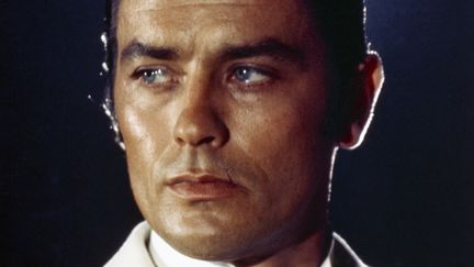 La perfection ? Très peu pour lui. Alain Delon avait bien plus à offrir. Souvenez-vous, sous ses traits lisses, il avait ce petit quelque chose qui cassait ce profil sans vraiment l'altérer. À 23 ans, en marge du tournage de "Sois belle et tais-toi" de Marc Allegret, il avait eu un accident de voiture (cinq tonneaux sous le tunnel du pont de Saint-Cloud) qui lui laissa en souvenir une petite cicatrice sous le menton. (Alain Delon sur le tournage de "Borsalino" de Jacques Deray, 1970. SUNSET BOULEVARD / CORBIS HISTORICAL / GETTY IMAGES)