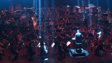 L'Orchestre national de Lyon sous la baguette du chef Stephen Bell reprend les plus grands thèmes de la saga James Bond dans un show laser conçu par la créatrice canadienne D. M. Wood
 (culturebox - capture d&#039;écran)