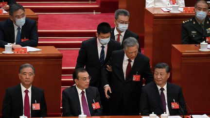 L'ancien président chinois Hu Jintao est escorté vers la sortie du congrès du Parti communiste chinois (PCC), le 22 octobre 2022 à Pékin (Chine).&nbsp; (NOEL CELIS / AFP)