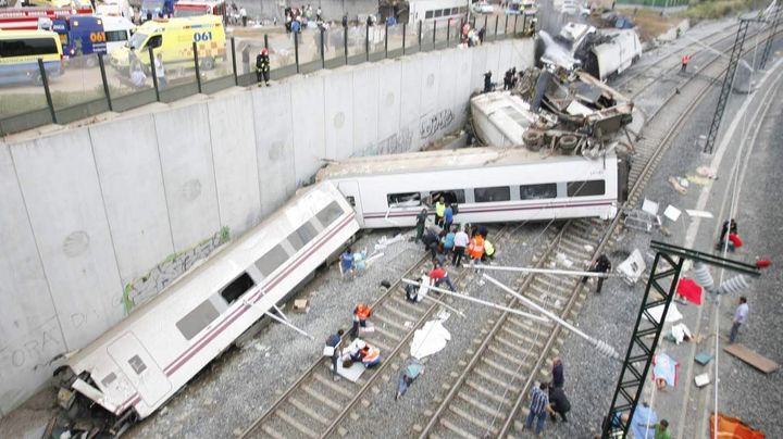 Photo de l'accident de train &agrave; Saint-Jacques-de-Compostelle (Espagne), prise moins d'une heure apr&egrave;s la catastrophe, le 24 juillet 2013. (MAXPPP)