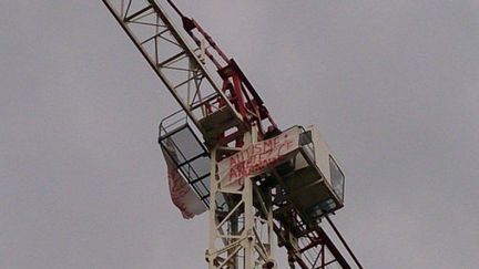 La banderole d'Estelle Ast, m&egrave;re d'un enfant autiste, grimp&eacute;e en haut d'une grue de Toulouse, le 21 mars 2014. (MATHILDE LABAN / FRANCE 3 MIDI-PYRÉNÉES)