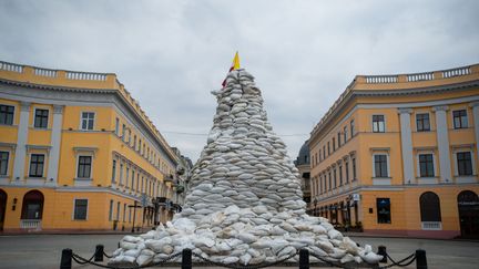 Des sacs de sable sont empilés autour de la statue du Duc de Richelieu, un point de repère en haut des escaliers rendus célèbres par le film "Battleship Potemkin" de 1905, dans l'attente d'un assaut russe sur Odessa, la ville portuaire stratégique de la mer Noire, le 14 mars 2022. (SCOTT PETERSON / GETTY IMAGES EUROPE)