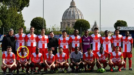 Deogratias porte le numéro 10. Un maillot qui va bien à ce joueur rapide et intuitif. Chemise noire et col romain, le coach, un prêtre mexicain est formel: «Le foot est quelque chose qui nous unit, au-delà des prières. (...) On joue, hein! On se donne à fond, mais toujours avec un esprit, disons, chrétien. Nous n'oublions pas que nous sommes des prêtres, des séminaristes, des religieux quoi!» (Alberto PIZZOLI / AFP)