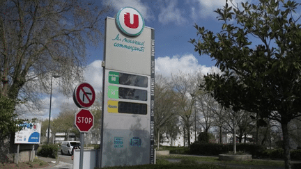 Carburant : la grande distribution refuse de vendre de l’essence à perte (franceinfo)