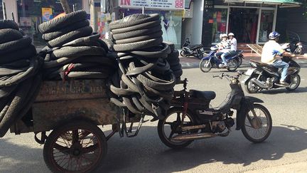 A quelque 130 km au sud-ouest d'Hô Chi Minh, sur la mer de Chine, la petite ville balnéaire Vung Tau. Ici, comme ailleurs, le deux-roues est essentiel à l'économie du pays. Et nombre d'activités y sont entièrement liées. La solidité des engins, qui croulent ou traînent des poids inimaginables, est mise à rude épreuve. (Catherine Le Brech)