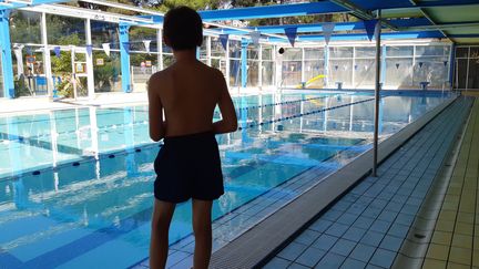 Un enfant près du bassin d'une piscine municipale. (SYLVIE DUCHESNE / RADIOFRANCE)