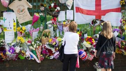 A Woolwich (sud-est de Londres, sur les lieux où un militaire a été tué le 22 mai à coups de poignard et de hachoir par deux hommes, des Britanniques d'origine nigériane qui affirmaient agir au nom de l'islam. (AFP - Leon Neal)