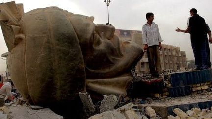 Statue détruite d'Abu Jaafar al-Mansour, calife abbasside qui construisit Bagdad en 762. La création de Bagdad a symbolisé la puissance du califat abbasside. Photo de 2005. (KARIM SAHIB/AFP)