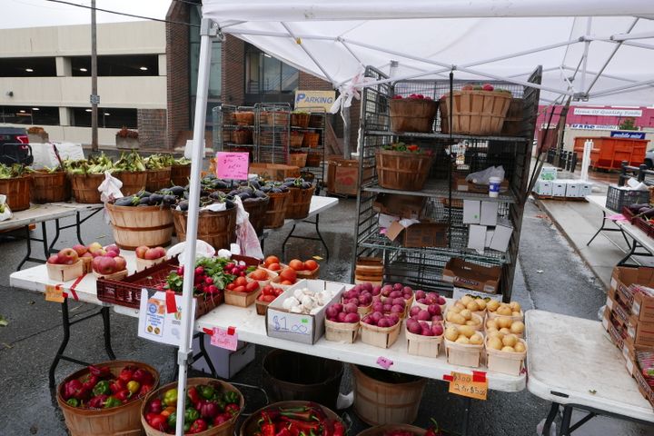 A producer's stand outside the Eastern Market pavilions.  You can find everything there, and even courses to teach Americans how to cook fresh produce themselves.  (EMMANUEL LANGLOIS / RADIO FRANCE / FRANCEINFO)