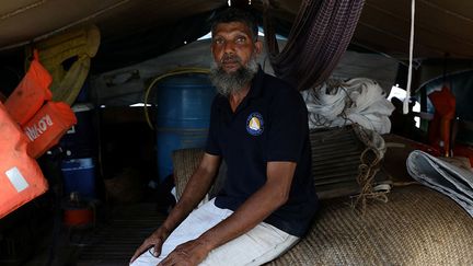 il a demandé l’aide d’Ali Skanda, 44 ans, expert et constructeur de bateaux. Ce dernier raconte que pendant sa jeunesse aucun détritus ne jonchait les plages de Lamu, seuls les pêcheurs et les ânes arpentaient le sable doré.  Maintenant, beaucoup d’animaux meurent en mangeant du plastique. S’il a trouvé au départ l’idée de Morisson difficile à réaliser, il s’est laissé convaincre car c’est un moyen comme un autre de lutter contre ce problème des déchets. (Siegfried Modola / REUTERS)