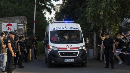 Une ambulance quitte un tribunal de Kiev après une explosion, le 5 juillet 2023, en Ukraine. (JAE C. HONG / AP / SIPA)