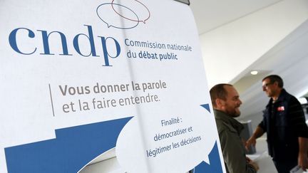 Le panneau de la Commission nationale du débat public (CNDP) lors d'un débat organisé sur le projet d'autoroute A31 bis à Nancy (Meurthe-et-Moselle), le 21 septembre 2015. (MAXPPP)