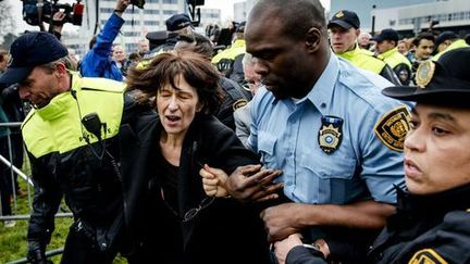 Le 25 mars 2016 à La Haye, des gardes du TPIY, avec l'aide de la police néerlandaise interpellent Florence Hartmann. (Robin Van Lonkhuusen)