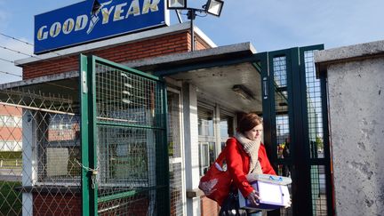 Des employ&eacute;s de l'usine Goodyear d'Amiens-Nord (Somme) sortent du site alors que deux dirigeants &eacute;taient s&eacute;questr&eacute;s, mardi 7 janvier 2014.&nbsp; (DENIS CHARLET / AFP)