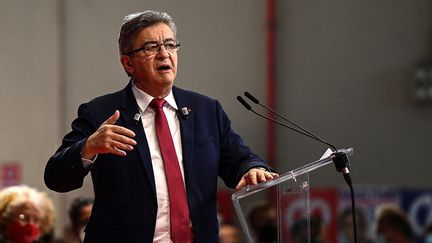 Le candidat La France insoumise à l'élection présidentielle, Jean-Luc Mélenchon, en meeting à Saint-Denis de La Réunion le 26 février 2022 (CHRISTOPHE ARCHAMBAULT / AFP)