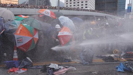 La police a fait usage de canons à eau pour repousser les manifestants. (TYRONE SIU / REUTERS)