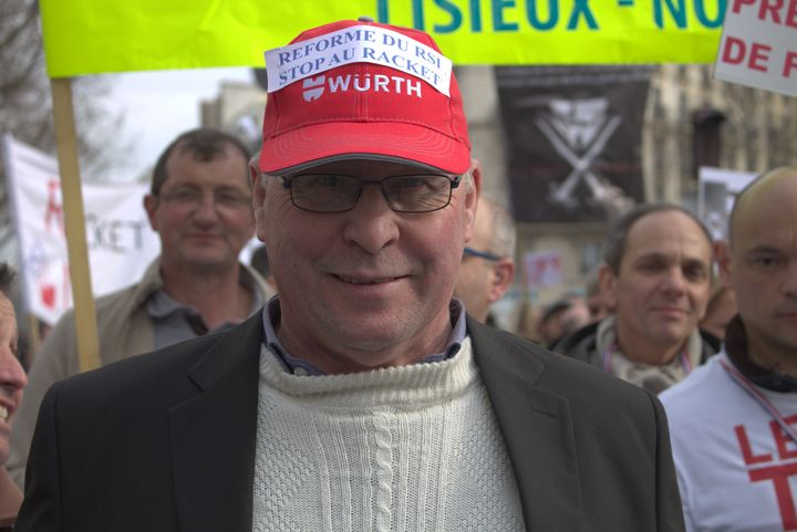 Jean-Claude, &eacute;picier &agrave; la retraite, venu de&nbsp;Brevilliers (Haute-Sa&ocirc;ne) pour manifester &agrave; Paris, le 9 mars 2015, contre le RSI. (BENOIT ZAGDOUN / FRANCETV INFO)