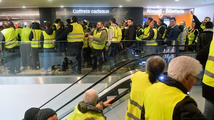 Mouvement des "gilets jaunes" carré Jaude à Clermont-Ferrand. (RICHARD BRUNEL / MAXPPP)