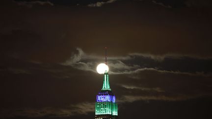 L'Empire State Building sous la pleine lune &agrave; New York (Etats-Unis), le 25 f&eacute;vrier 2013. (GARY HERSHOM / REUTERS)