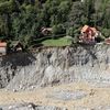 Des maisons endommagées par de violentes pluies et inondations, le 3 octobre 2020, à Saint-Martin-Vésubie (Alpes-Maritimes). (VALERY HACHE / AFP)