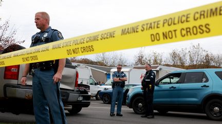 Des membres des forces de l'ordre devant l'un des sites d'une tuerie de masse, le 29 octobre 2023, à Lewiston (Maine, Etats-Unis). (JOE RAEDLE / GETTY IMAGES NORTH AMERICA / AFP)