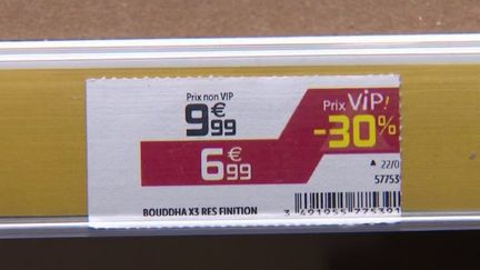 Malgré leurs prix déjà bas, les enseignes discount profitent des soldes d'été pour écouler leur stock, en affichant des prix cassés. Avec l'inflation, elles attirent de nombreux clients.&nbsp; (FRANCE 2)