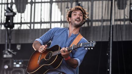 Le chanteur Jérémy Frérot, sur la scène des Francofolies, à La Rochelle, en juillet 2019. (XAVIER LEOTY / AFP)