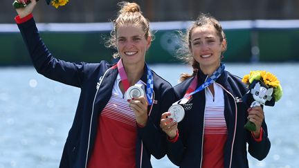 Les Françaises Laura Tarantola et Claire Bové ont apporté la première médaille d'argent de la journée, jeudi 29 juillet 2021. (LUIS ACOSTA / AFP)