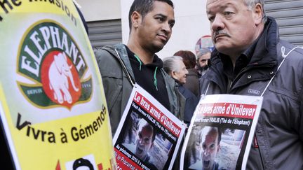 Des salari&eacute;s de l'usine Fralib de G&eacute;menos, rassembl&eacute;s le 4 janvier 2011 devant le tribunal de grande instance de Marseille (Bouches-du-Rh&ocirc;ne). (ANNE-CHRISTINE POUJOULAT / AFP)