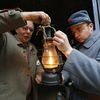 Une reconstitution historique &agrave; Seclin, pr&egrave;s de Lille (Nord), le 13 octobre 2013, o&ugrave; deux hommes rev&ecirc;tent les uniformes d'un soldat allemand&nbsp;et d'un poilu fran&ccedil;ais.&nbsp; (PASCAL ROSSIGNOL / REUTERS)