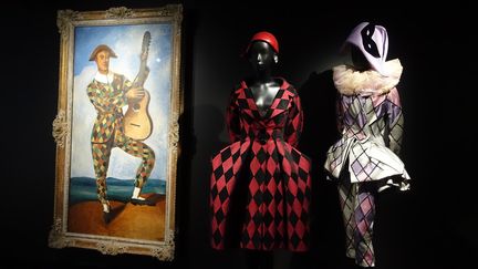 L’exposition s’ouvre sur un rappel de la vie de Christian Dior, son enfance à Granville, ses années de découverte de l’avant-garde de l’art et des spectacles parisiens, son apprentissage du dessin de mode et son entrée dans la haute couture. Avant de se diriger vers la mode, Christian Dior a été directeur de galerie de tableaux en association avec ses amis Jacques Bonjean, puis Pierre Colle, de 1928 à 1934. Cette activité est évoquée à travers des tableaux, sculptures et documents rappelant une programmation éclectique, dans laquelle la génération des artistes déjà célèbres rencontrait les jeunes artistes de la génération de Dior.
 (Corinne Jeammet)