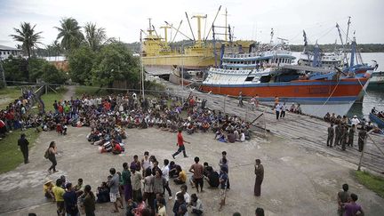 des marins en profitent pour s’échapper et se réfugier dans la jungle des îles. Ayant peur d’être de nouveau capturés par des chasseurs d'esclaves, certains préfèrent rester cachés dans la jungle pour essayer d’y reconstruire une famille. L'Organisation internationale pour les migrations estime que 4.000 hommes pourraient avoir trouvés refuge sur ces îles. (Dita Alangkara/AP/SIPA)