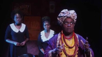 Au théâtre Mogador, à Paris, "Ghost", le film culte de 1990, fait son grand retour en version comédie musicale. Le journaliste de France 2 Nicolas Lemarignier a rencontré l'humoriste Claudia Tagbo, qui reprend le rôle créé par Whoopi Goldberg. (FRANCE 2)