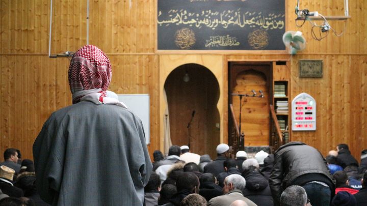 Des musulmans prient &agrave; la mosqu&eacute;e Adda'wa, dans le 19e arrondissement de Paris, le 9 janvier 2015. (BENOIT ZAGDOUN / FRANCETV INFO)