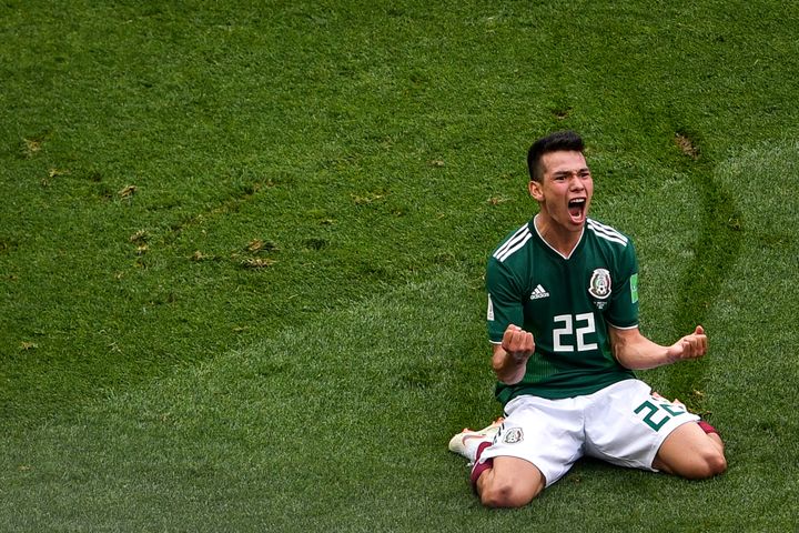 Le Mexicain Hirving Lozano célèbre son but contre l'Allemagne, dimanche 17 juin.&nbsp; (ZHONG ZHENBIN / IMAGINECHINA / AFP)