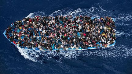 Le photographe avait déjà réalisé des clichés en prise de vue aériennes quand il a pris cette photo de migrants traversant la Méditerranée lors de l’opération Mare Nostrum (OMN). Le nombre de personnes risquant leur vie a fortement augmenté ces deux dernières années en raison des nombreux conflits au Moyen-Orient. L’OMN a mobilisé plusieurs ONG pour tenter non seulement de sauver des vies, mais aussi de fournir une aide médicale, des conseils et un soutien culturel.  (Massimo Sestini)