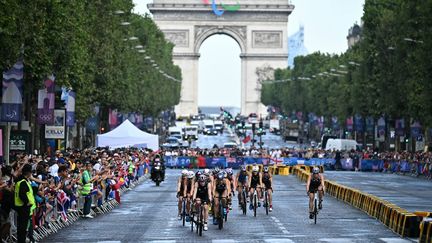 Comme pour la dernière étape du Tour de France, une partie de la course cycliste du triathlon se déroulait avenue des Champs-Elysées, le 31 juillet 2024. (BEN STANSALL / AFP)