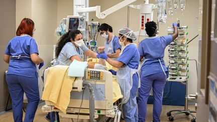 Une équipe de soignants à l'hôpital de Bobigny (Seine-Saint-Denis), le 8 février 2021. (BERTRAND GUAY / AFP)