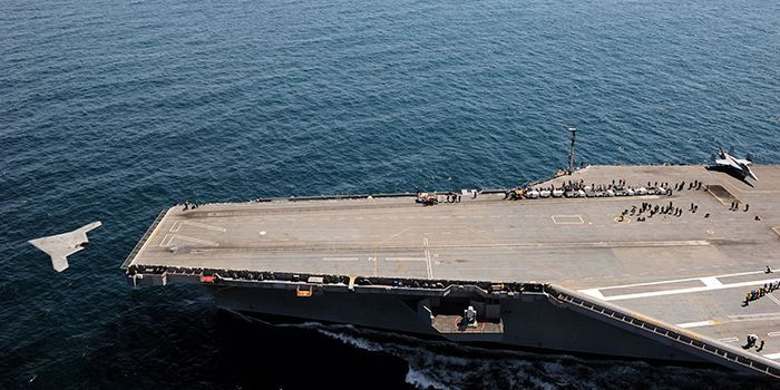 Le 14 mai 2013, un X-47B, prototype de drone furtif, prend son envol du pont du porte-avions américain, le USS George HW Bush (CVN 77) au large de la côte Est des Etats-Unis. (AFP PHOTO / US Navy courtesy of Northrop Grumman /Alan Radecki)