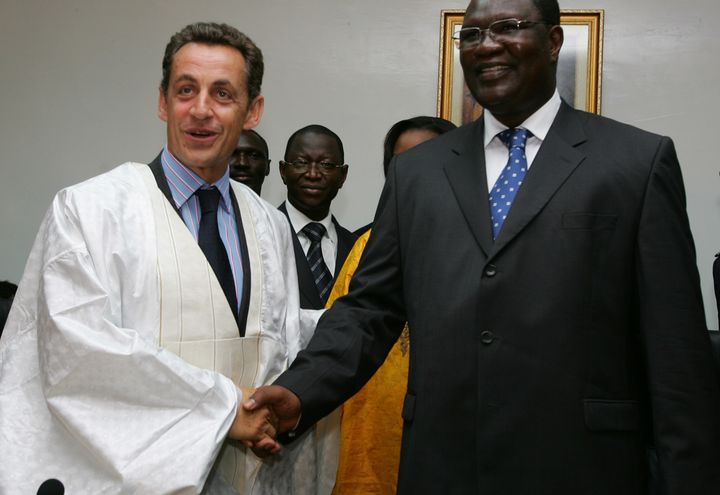 Nicolas Sarkozy, alors ministre de l'Int&eacute;rieur, pose avec un costume traditionnel avec son homologue s&eacute;n&eacute;galais Ousmane Ngom &agrave; Dakar, le 23 septembre 2006. (GEORGES GOBET / AFP)