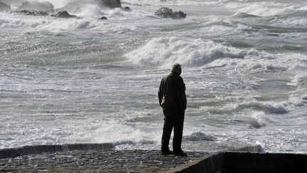 Un homme à Auderville (Manche), le 28 octobre 2013. (MAXPPP)